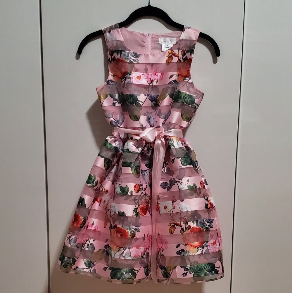 GIRLS FLORAL DRESS.